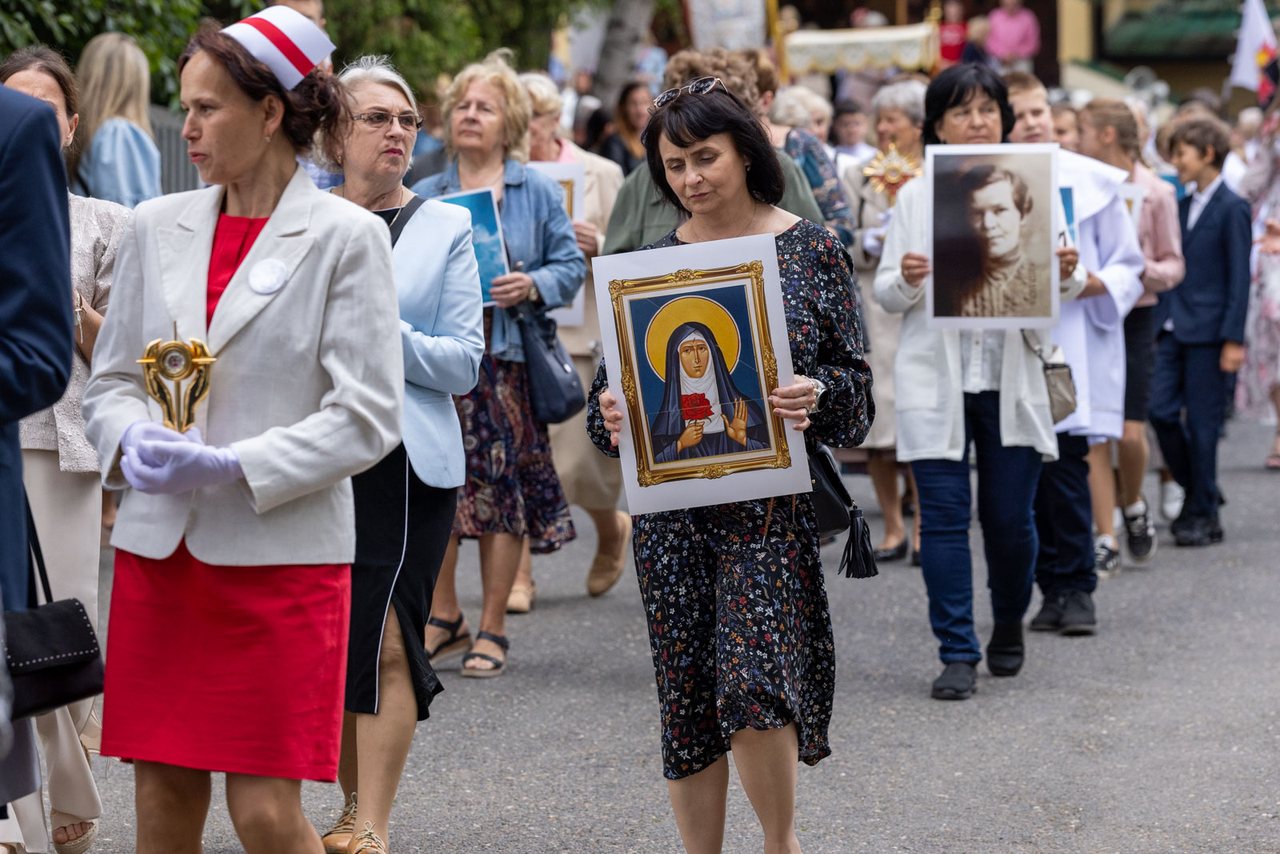 Tłumy wiernych na procesji na Zabobrzu