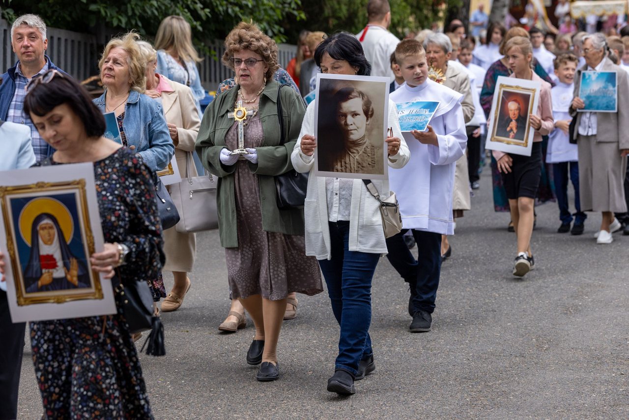 Tłumy wiernych na procesji na Zabobrzu