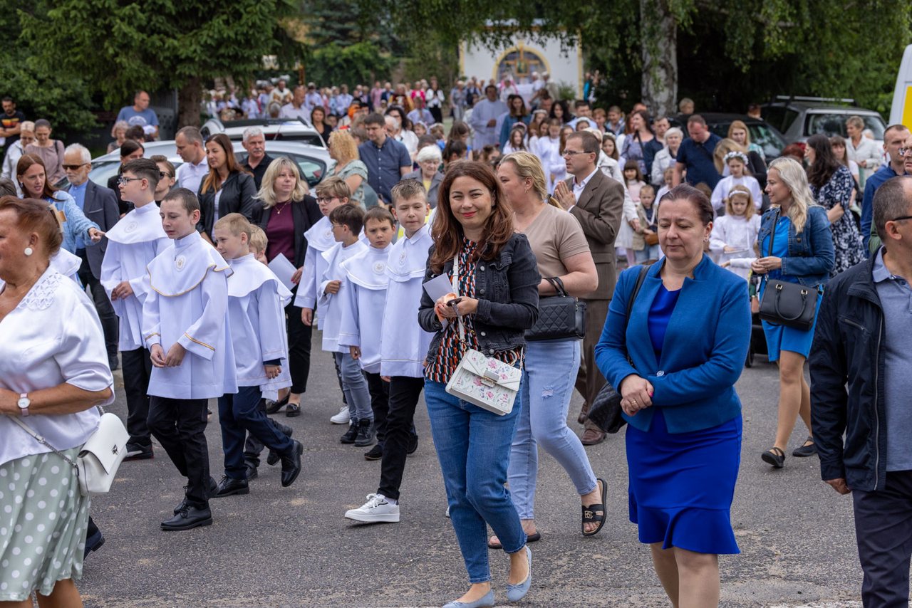 Tłumy wiernych na procesji na Zabobrzu