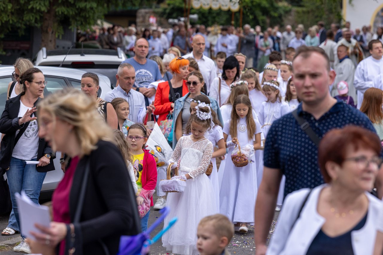 Tłumy wiernych na procesji na Zabobrzu