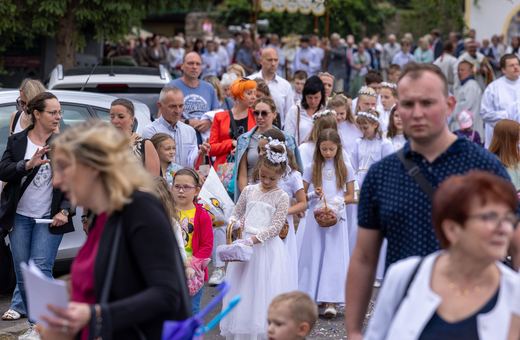 Tłumy wiernych na procesji na Zabobrzu