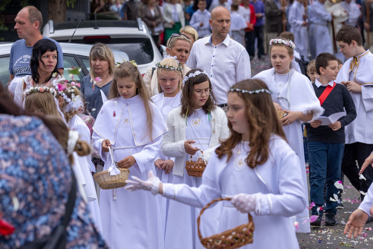 Tłumy wiernych na procesji na Zabobrzu