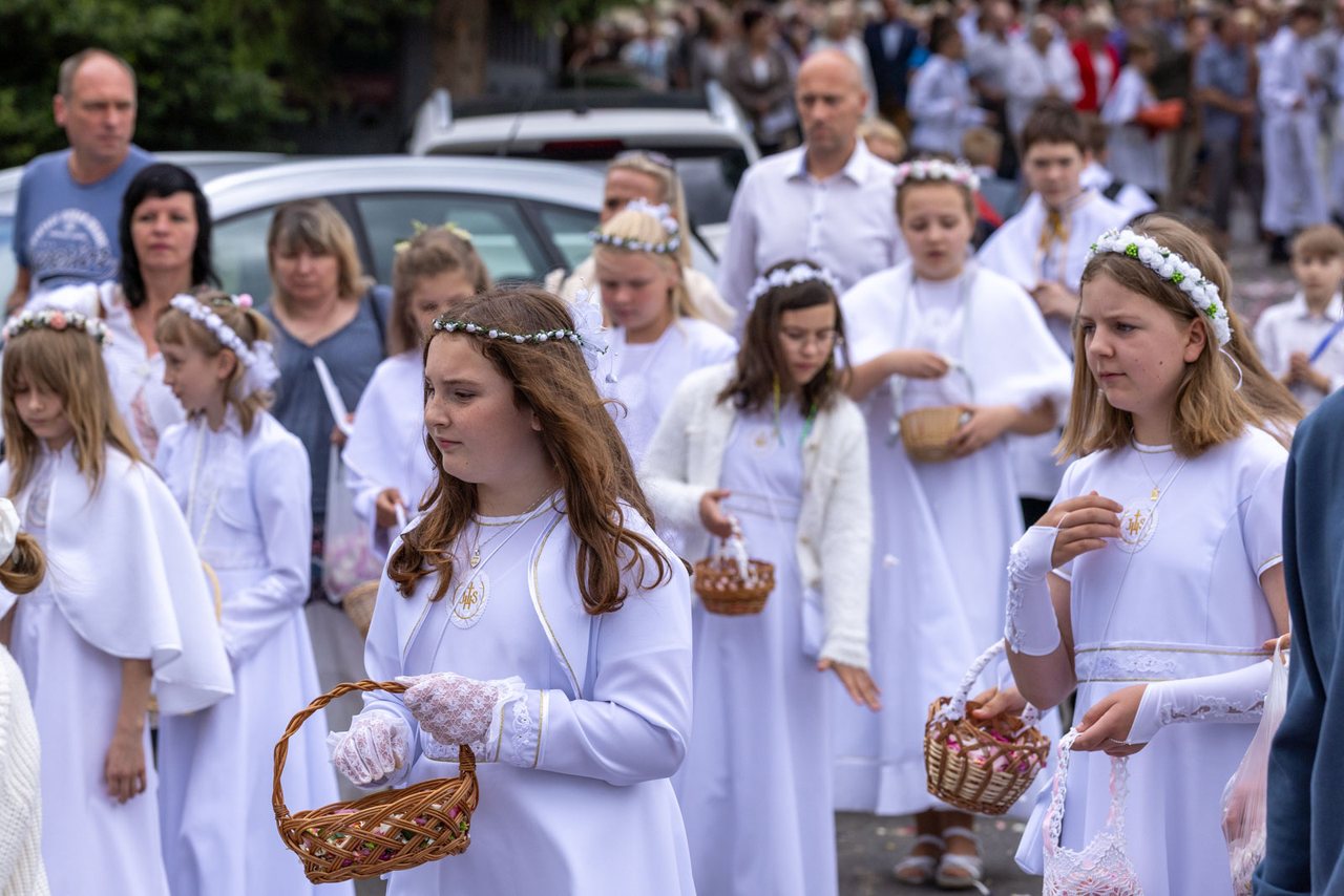 Tłumy wiernych na procesji na Zabobrzu