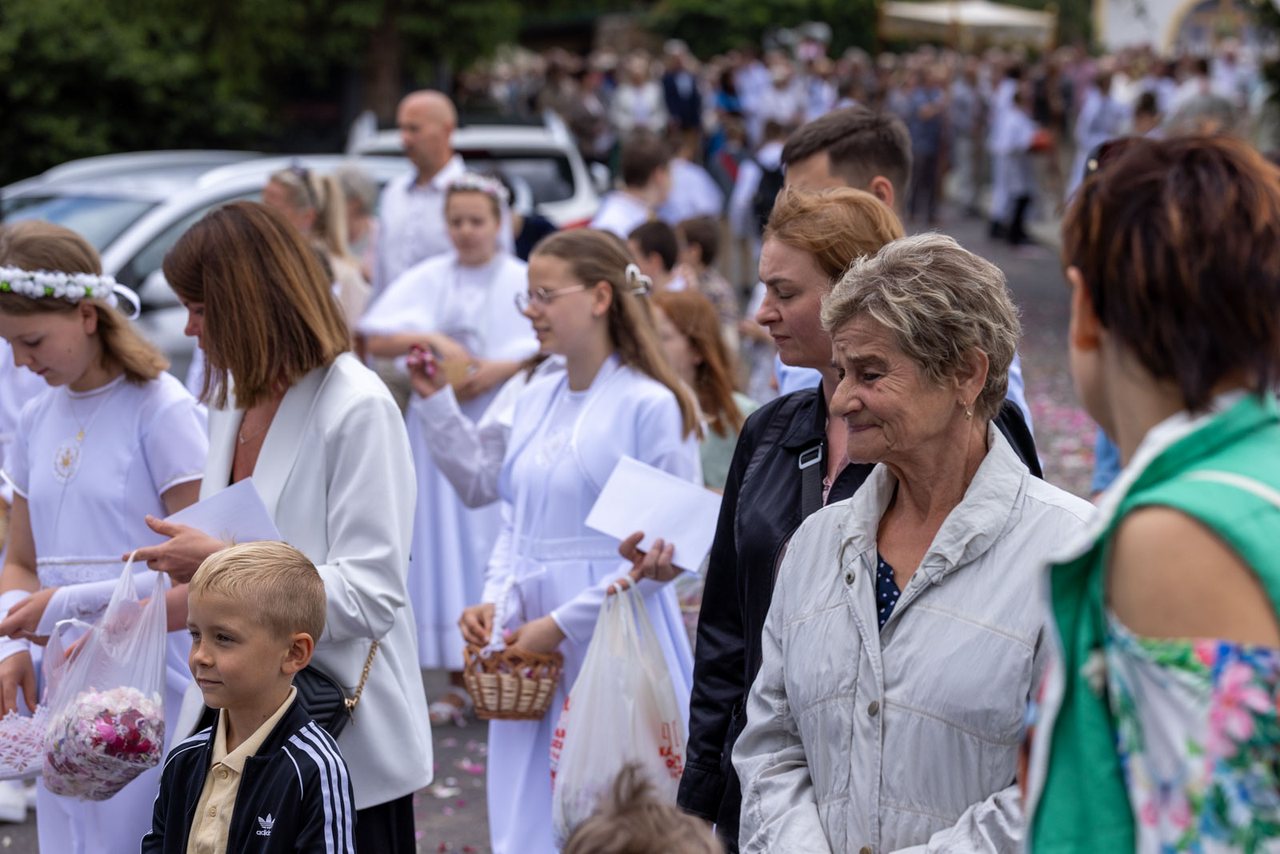 Tłumy wiernych na procesji na Zabobrzu