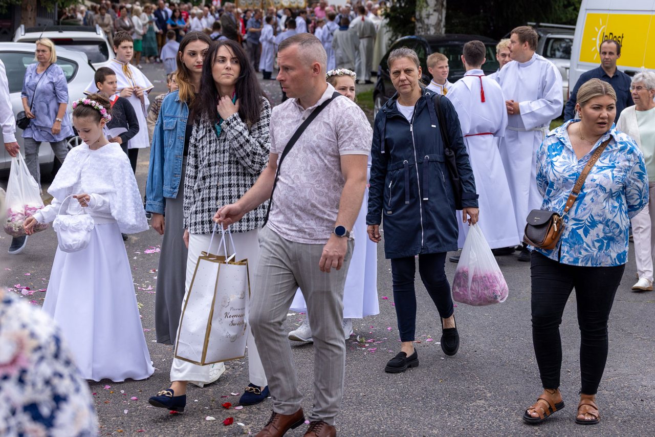 Tłumy wiernych na procesji na Zabobrzu