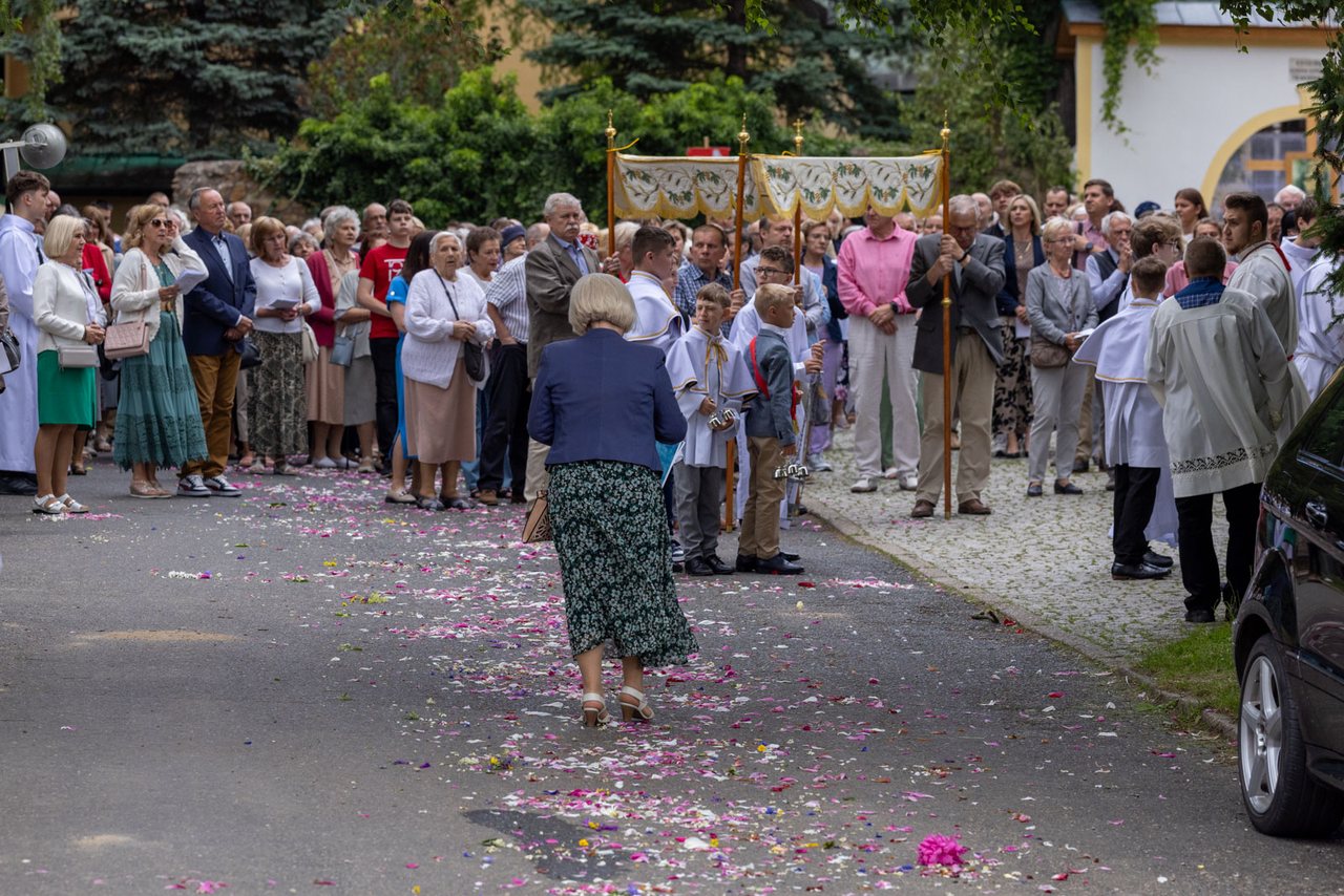 Tłumy wiernych na procesji na Zabobrzu