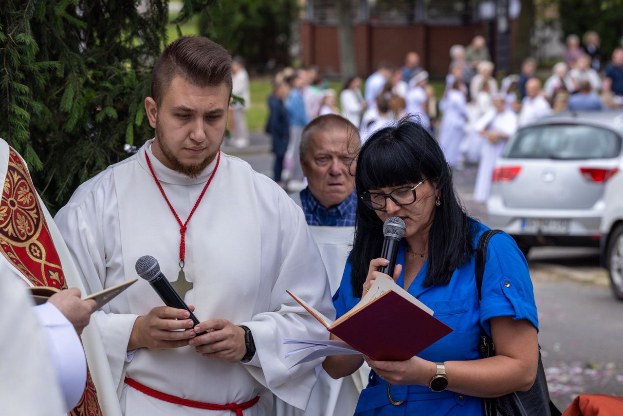 Tłumy wiernych na procesji na Zabobrzu