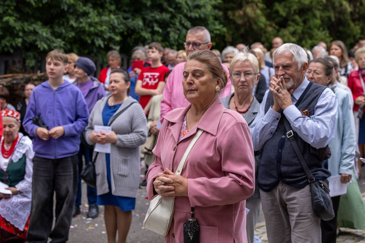 Tłumy wiernych na procesji na Zabobrzu