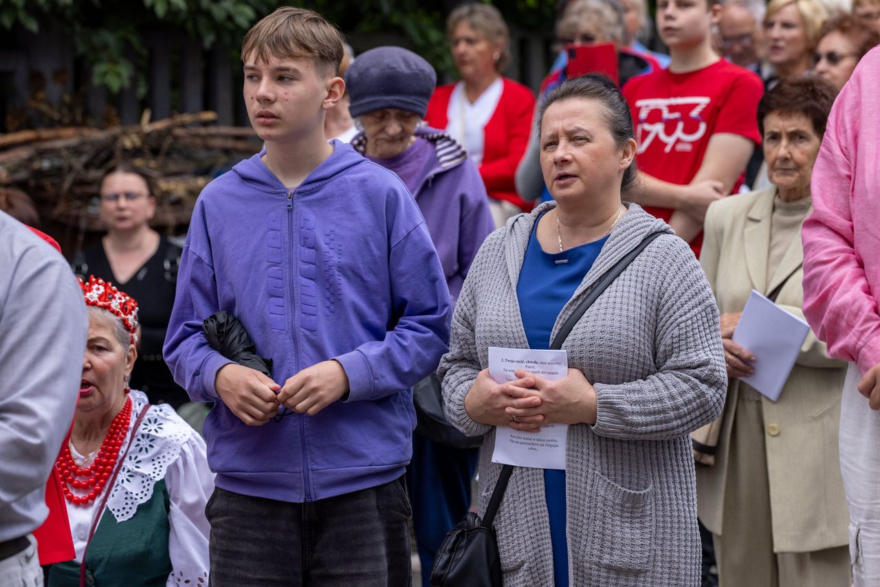 Tłumy wiernych na procesji na Zabobrzu