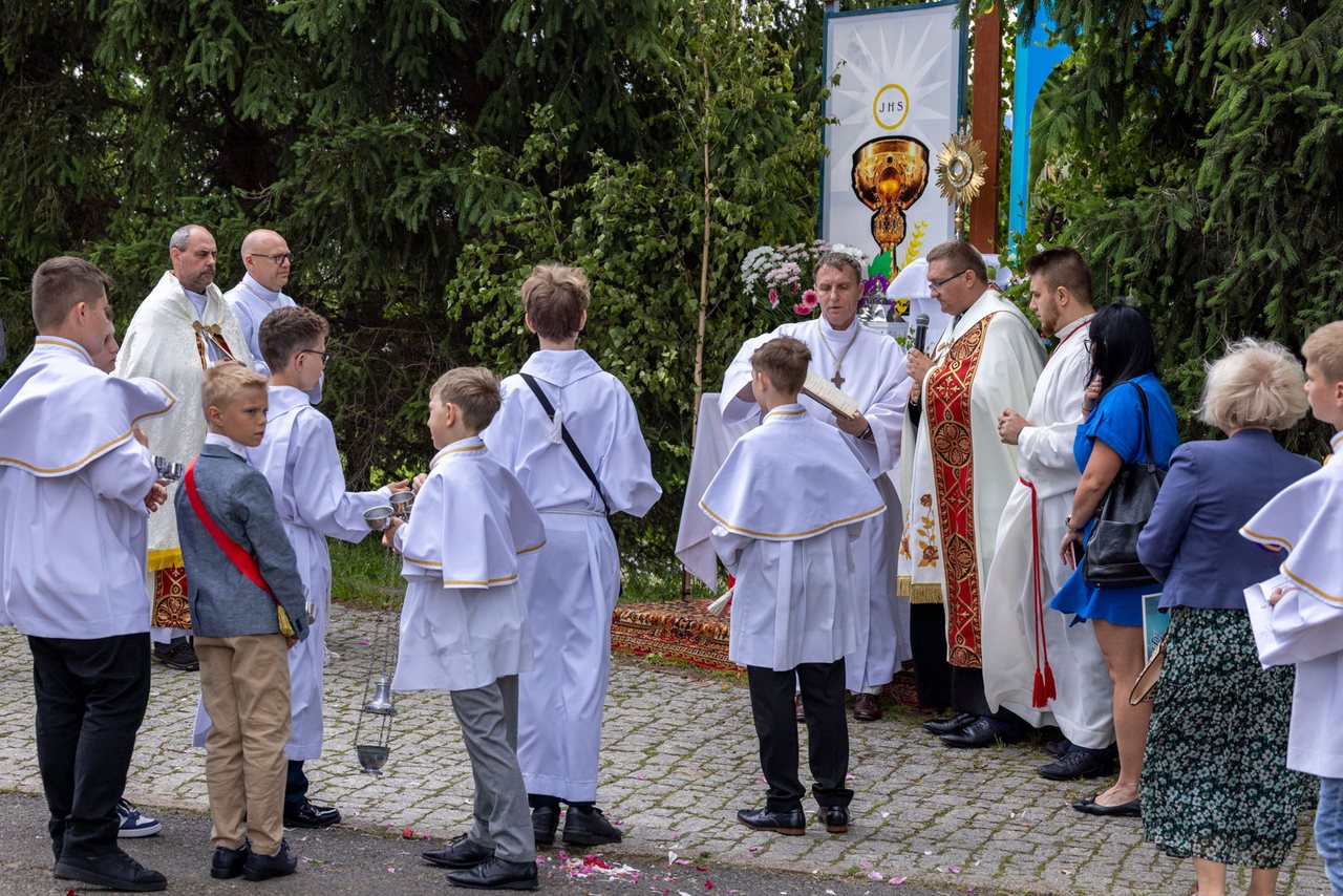Tłumy wiernych na procesji na Zabobrzu