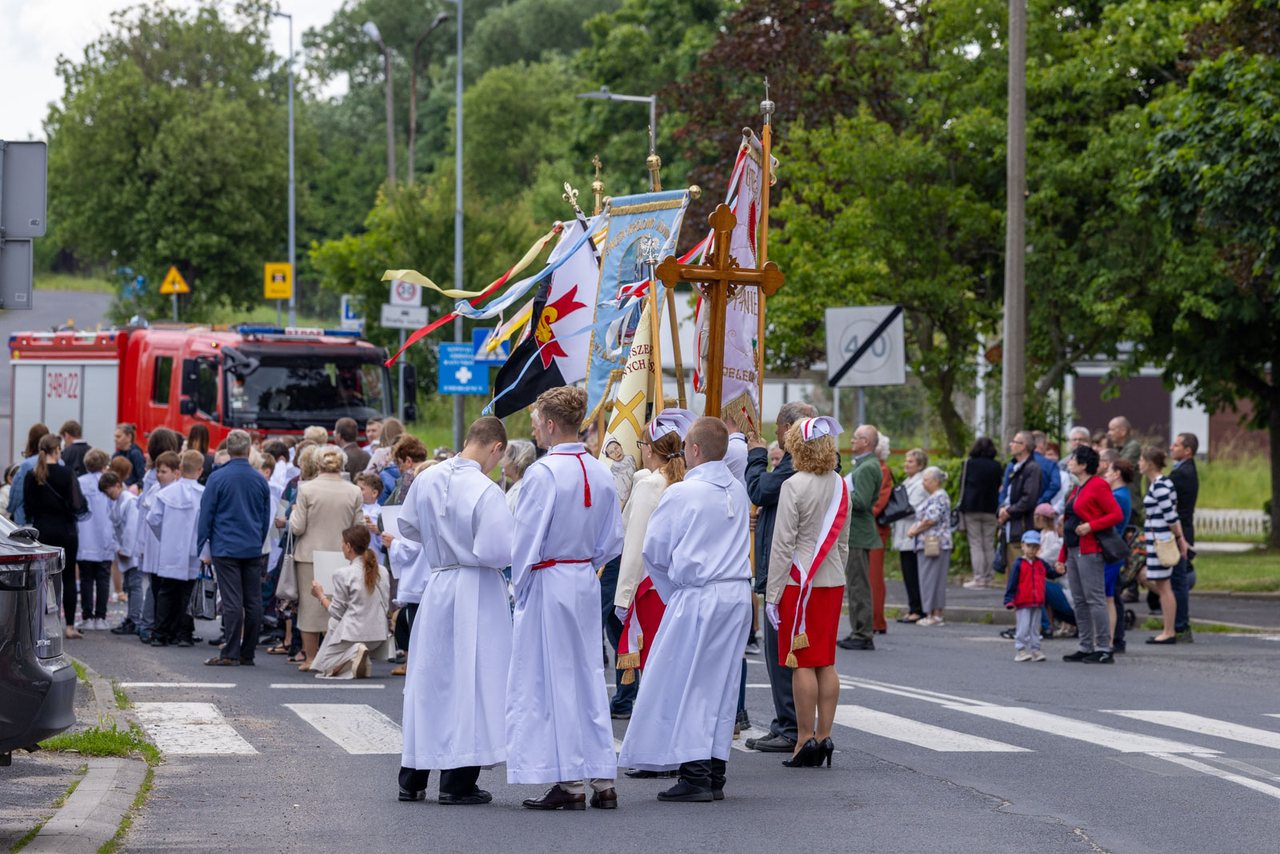 Tłumy wiernych na procesji na Zabobrzu