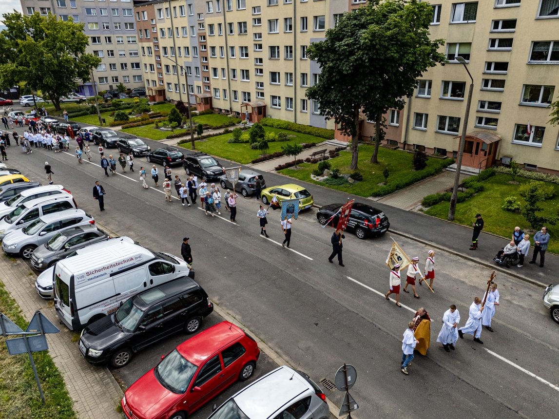 Tłumy wiernych na procesji na Zabobrzu