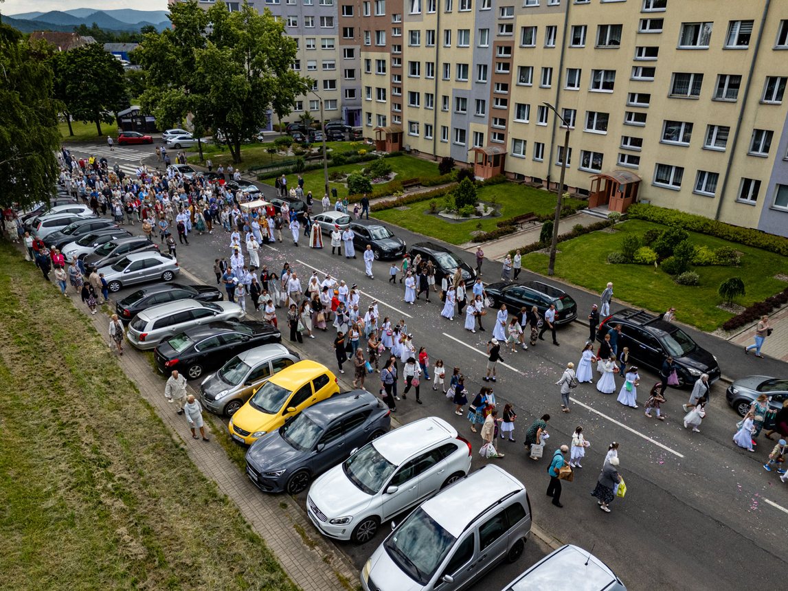 Tłumy wiernych na procesji na Zabobrzu