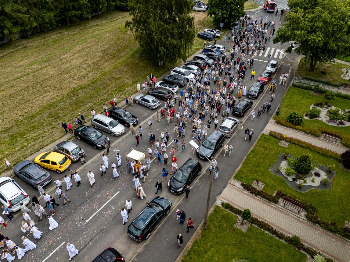 Tłumy wiernych na procesji na Zabobrzu