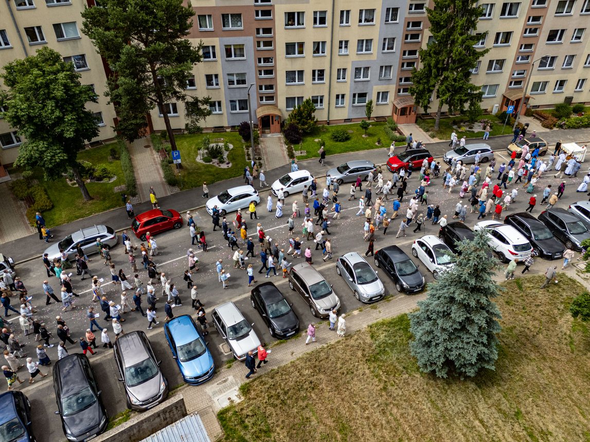 Tłumy wiernych na procesji na Zabobrzu