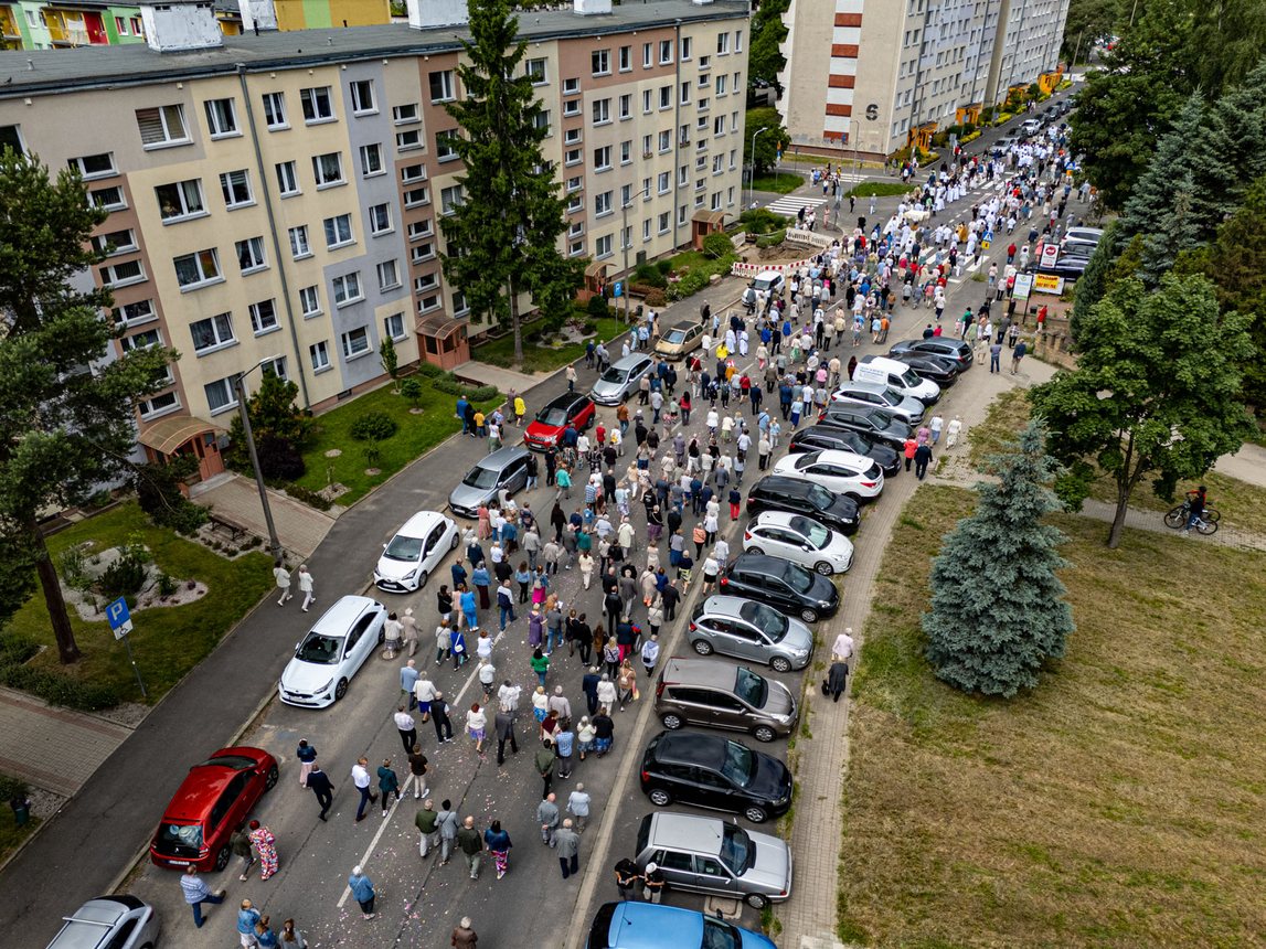 Tłumy wiernych na procesji na Zabobrzu