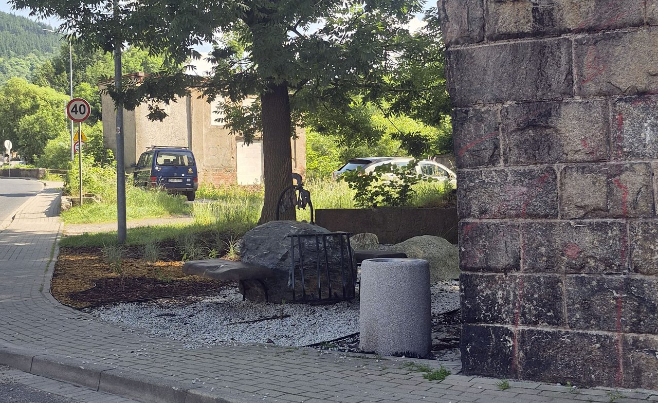 Przytulny zakątek pod wiaduktem