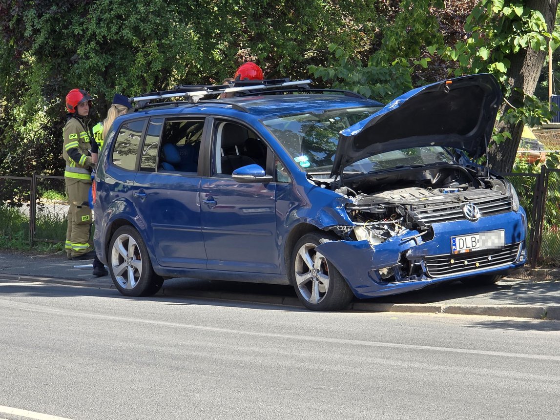 Upał w Jeleniej Górze i kolizja na ul. Rataja – dziecko z otarciem od pasów
