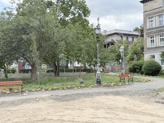 Prace na skwerze na ostatniej prostej