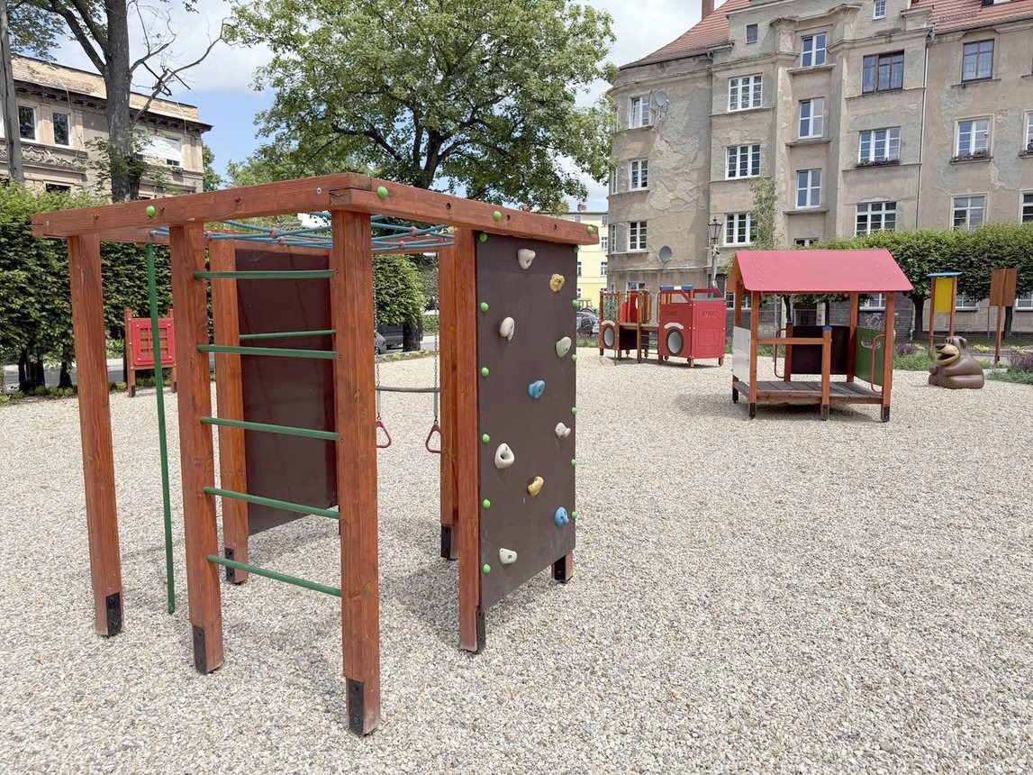 Prace na skwerze na ostatniej prostej