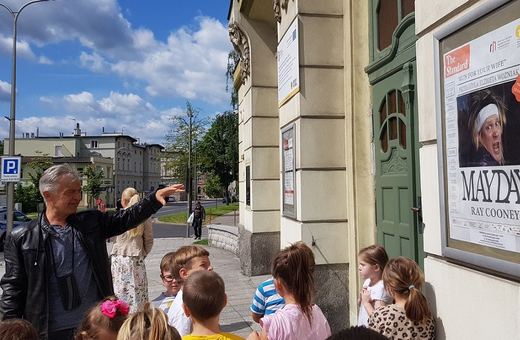Poznali kulisy Teatru Norwida