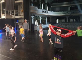 Poznali kulisy Teatru Norwida