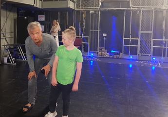Poznali kulisy Teatru Norwida