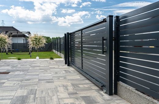 Bramki, płoty, ogrodzenia – dlaczego nie warto na nich oszczędzać?