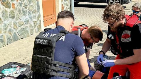 Policjanci i agresor z siekierą