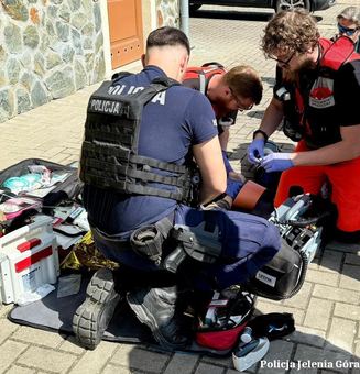 Policjanci i agresor z siekierą