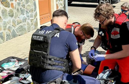 Policjanci i agresor z siekierą