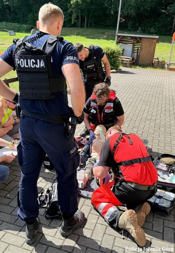 Policjanci i agresor z siekierą