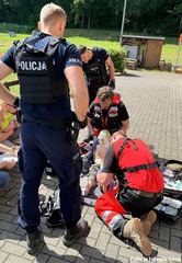 Policjanci i agresor z siekierą