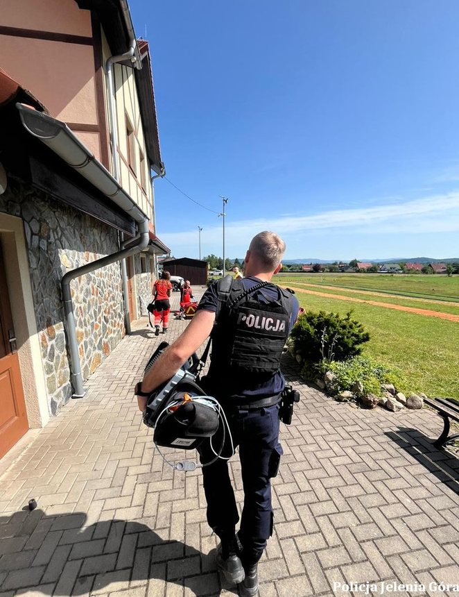 Policjanci i agresor z siekierą