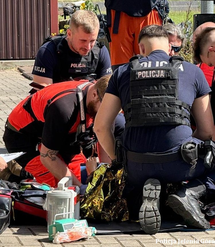 Policjanci i agresor z siekierą