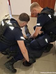 Policjanci i agresor z siekierą