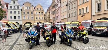Policjanci i agresor z siekierą