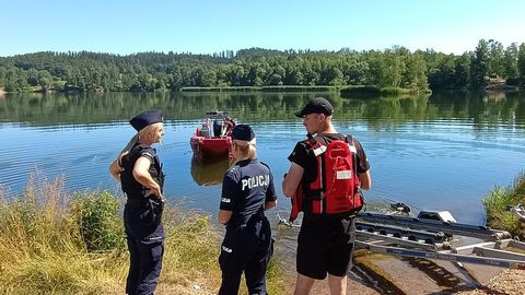 Bezpieczne wakacje nad wodą. Policjanci apelują o rozsądek i rozwagę podczas letniego wypoczynku