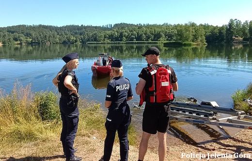 Bezpieczne wakacje nad wodą. Policjanci apelują o rozsądek i rozwagę podczas letniego wypoczynku