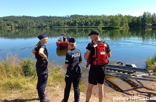 Bezpieczne wakacje nad wodą. Policjanci apelują o rozsądek i rozwagę podczas letniego wypoczynku