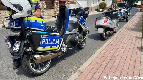 Bezpieczeństwo na drodze to wspólna sprawa. Policjanci z Jeleniej Góry kontrolują motocyklistów