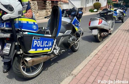 Bezpieczeństwo na drodze to wspólna sprawa. Policjanci z Jeleniej Góry kontrolują motocyklistów