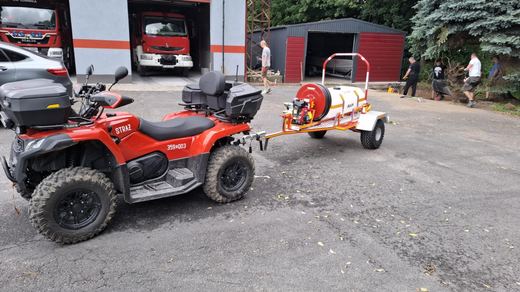 Quad z przyczepką gotowy do akcji