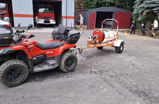 Quad z przyczepką gotowy do akcji