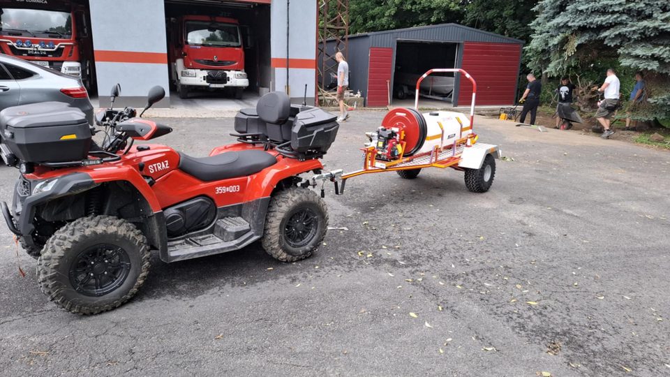Quad z przyczepką gotowy do akcji