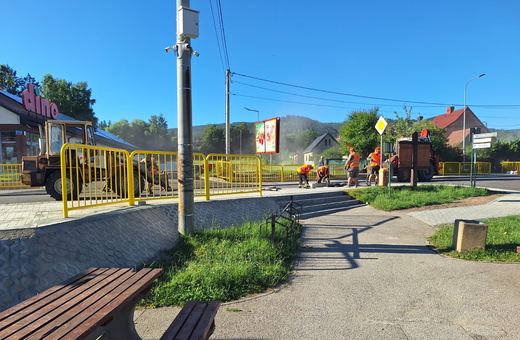 Układanie asfaltu na drodze powiatowej