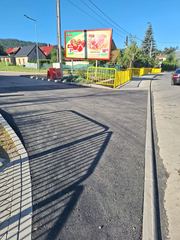 Układanie asfaltu na drodze powiatowej
