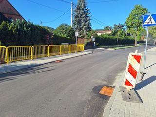 Układanie asfaltu na drodze powiatowej