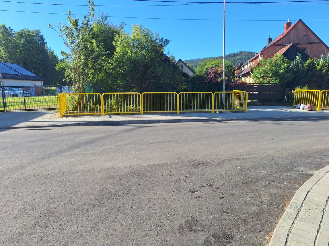 Układanie asfaltu na drodze powiatowej