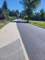 Układanie asfaltu na drodze powiatowej